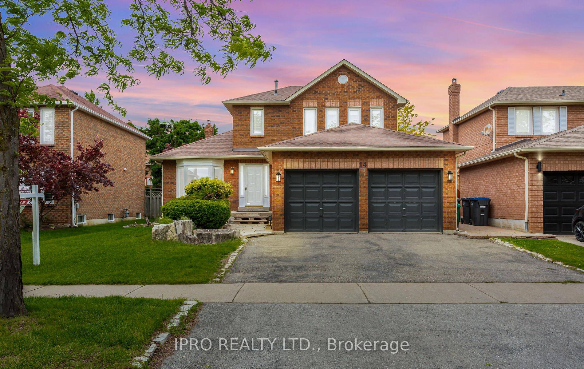 Stunning amp ; Immaculate Detached Home in Prestigious Northwood Park !