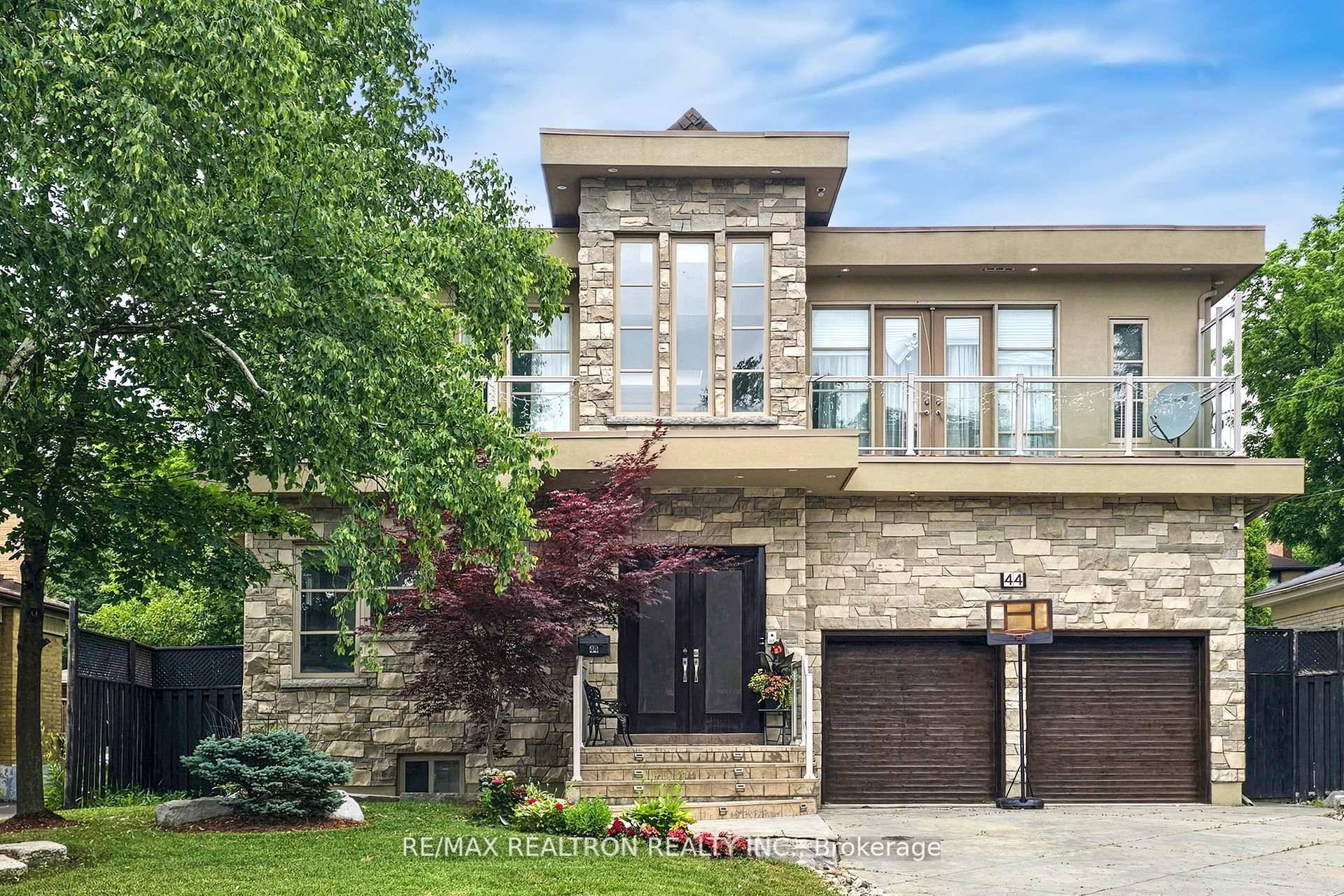 Absolutely Stunning Modern Style Custom Built Breath Taking Main Floor W Italian Lacquer Kitchen W Built In Appliances Natural amp ; Porcelain Stone Walls Gleaming Hardwood Fls Thru Out.