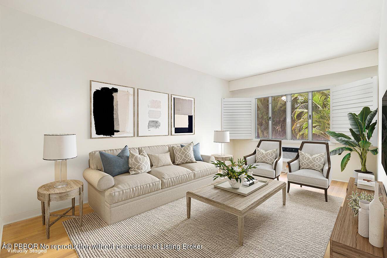 Ideal pied a terre, one block to Worth Ave.