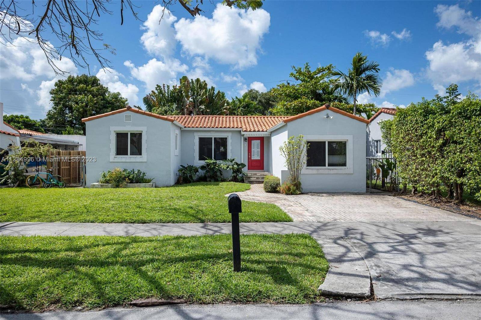 Spacious and bright Shorecrest single family home available August 1st, in excellent condition, sitting on a 5, 610 Sq.