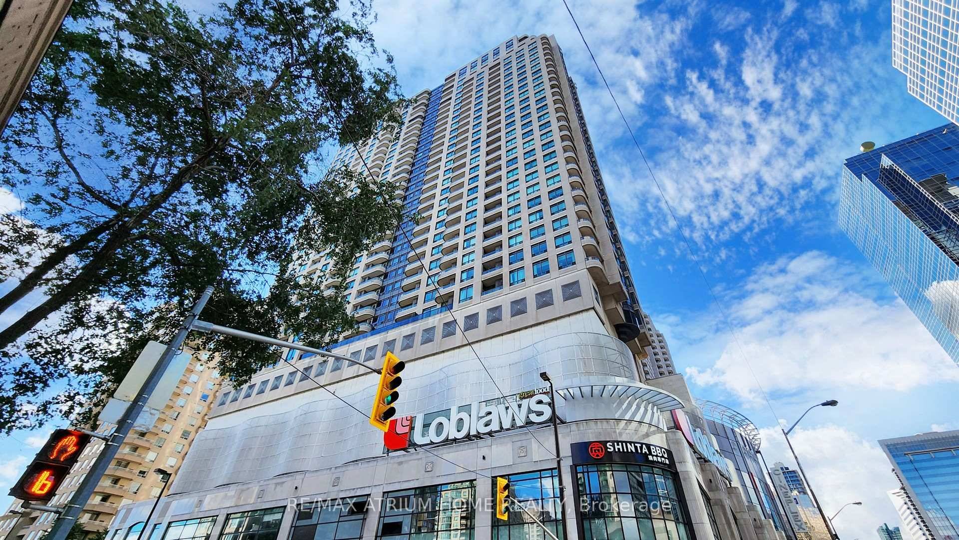 Newly Renovated 2 Bedroom Den Suite In Highly Coveted Royal Pinnacle Building !