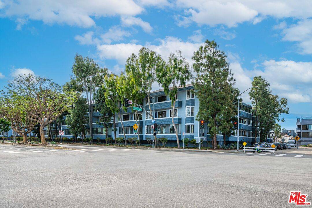 310   Tahiti Way 2BR Marina Del Rey La