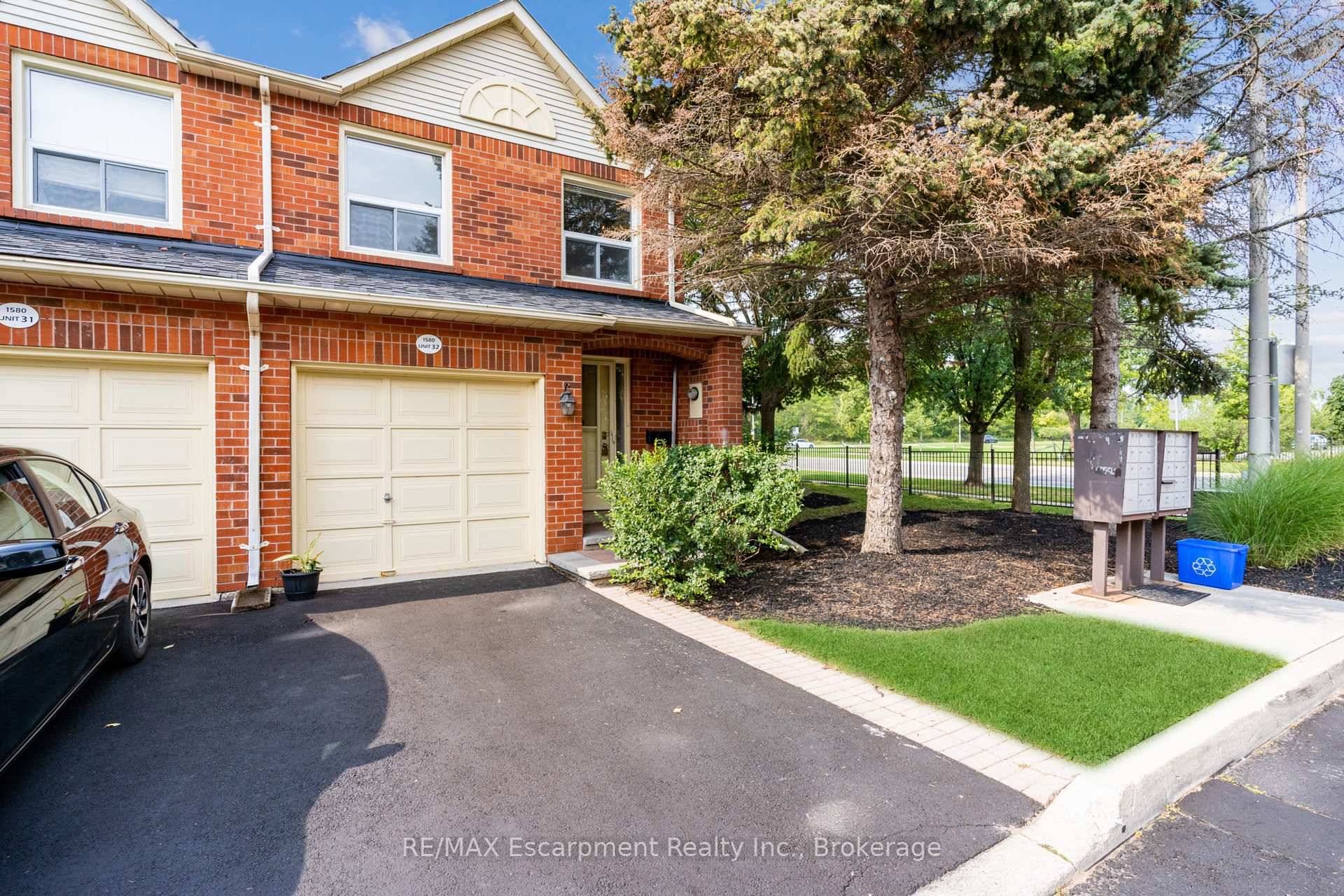 Introducing your future haven a charming townhouse nestled in the vibrant community of Glen Abbey !