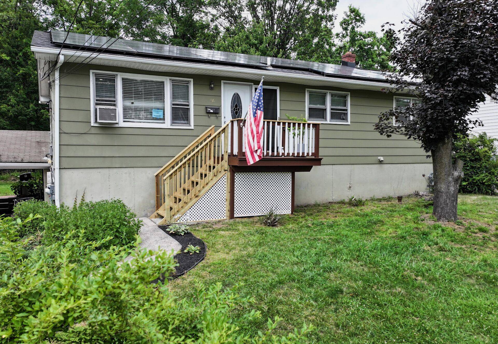 Charming Renovated Duplex in Prime Middletown Location !
