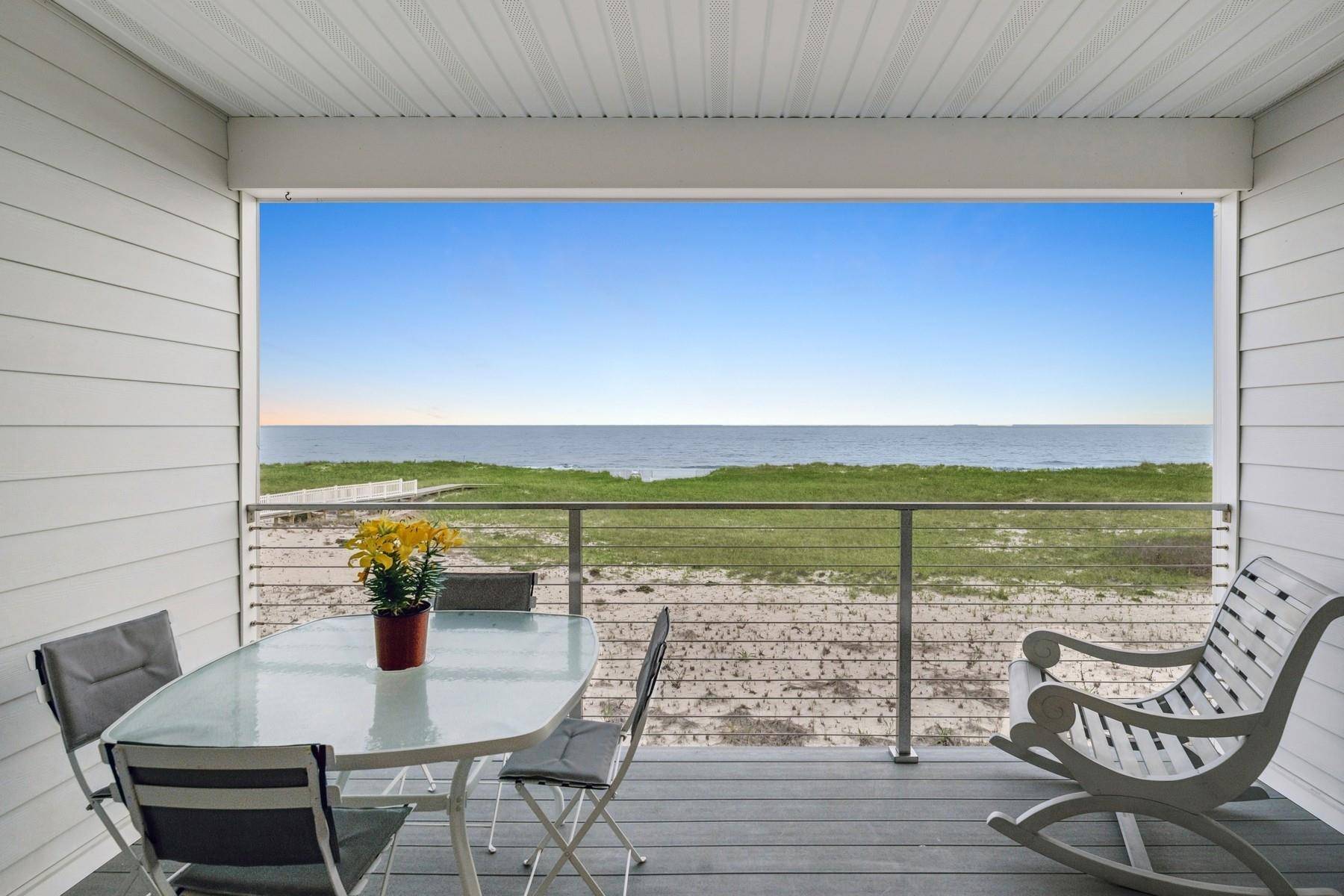 The beach is your backyard !
