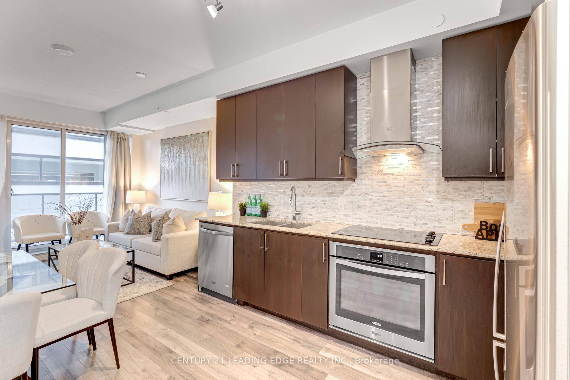 Welcome to Unit 203 at 9608 Yonge Street a well maintained and spacious 1 1 bedroom, 1 bathroom condo in the sought after Grand Palace Condominiums.