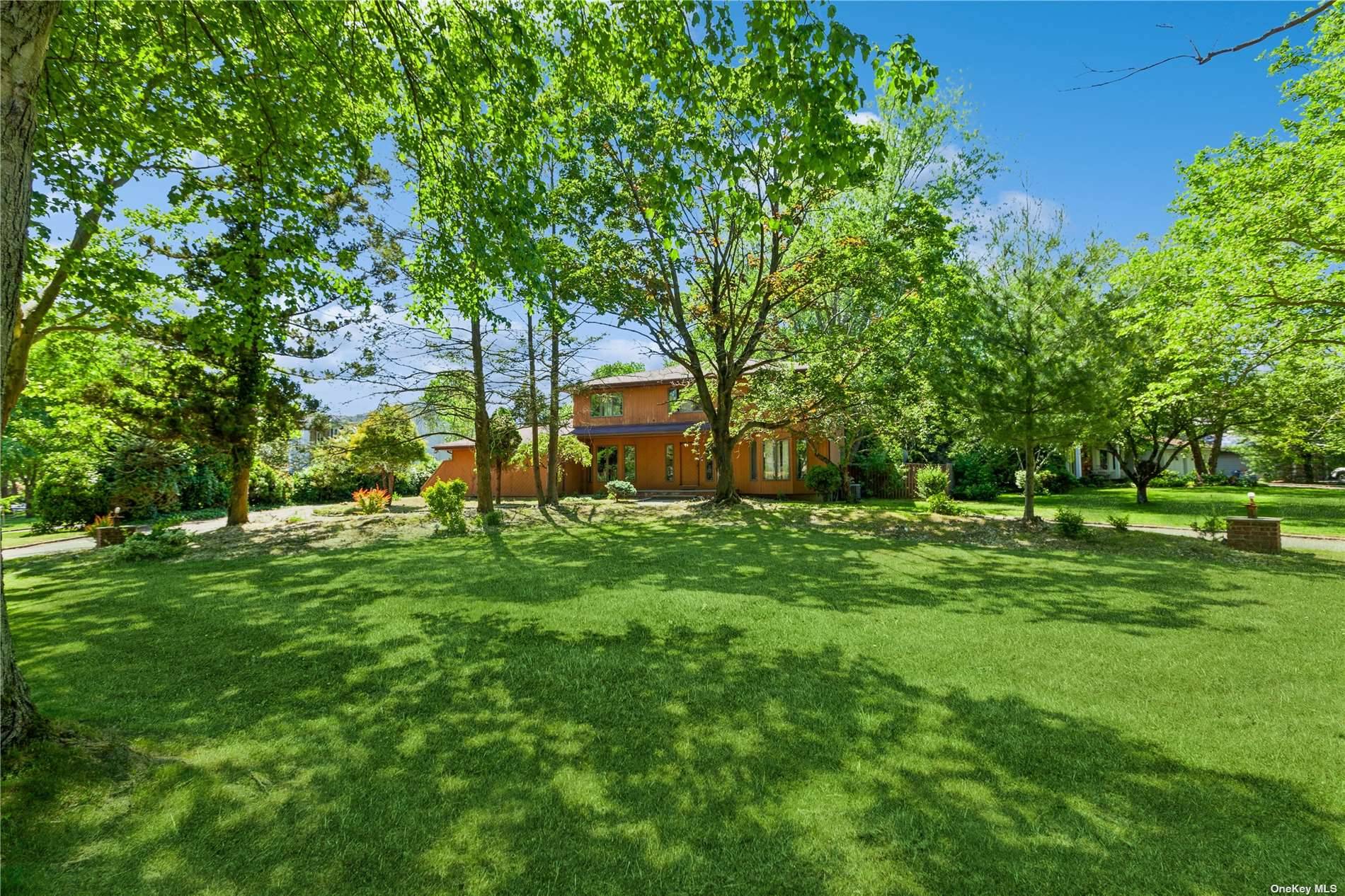 Charming 4 Bedroom, 2. 5 Bathroom Home In The Desirable Half Hollow Hills School District Of Dix Hills.