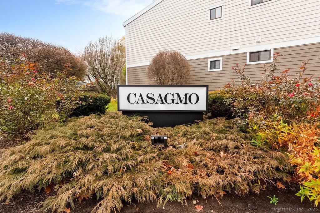 Immaculate 2 Bedroom, 2. 5 Bath End Unit Townhome in the Sought After Casagmo Condo Community, Just Minutes from Downtown Ridgefield.