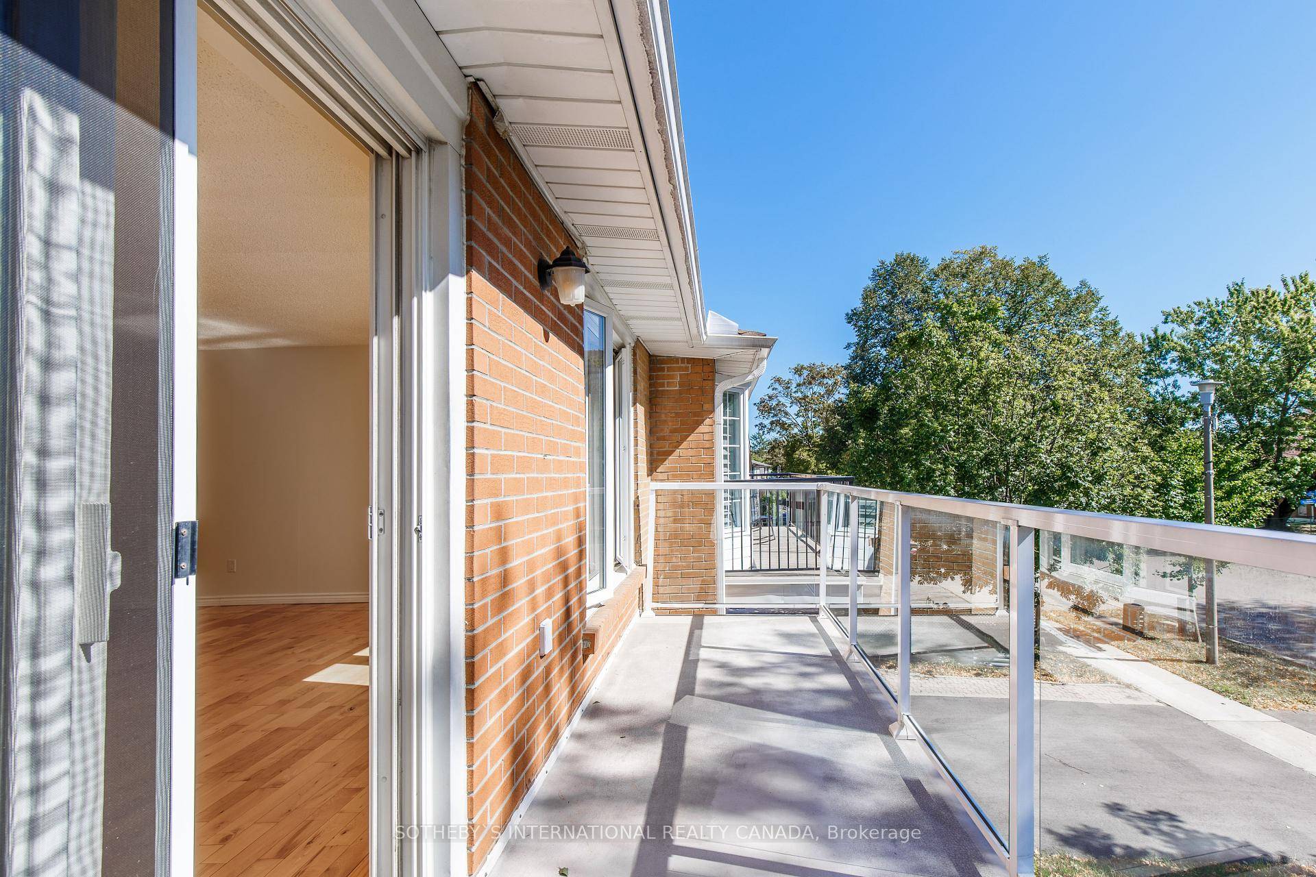 Spacious and impeccably maintained, this 3 bedroom property backs on to Beverley Glen Park !