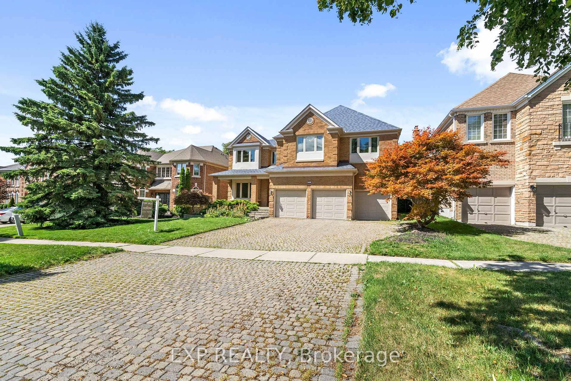 Welcome to 959 Lockwood Circle, an exceptional estate residence nestled in one of Newmarkets most sought after family neighbourhoods.