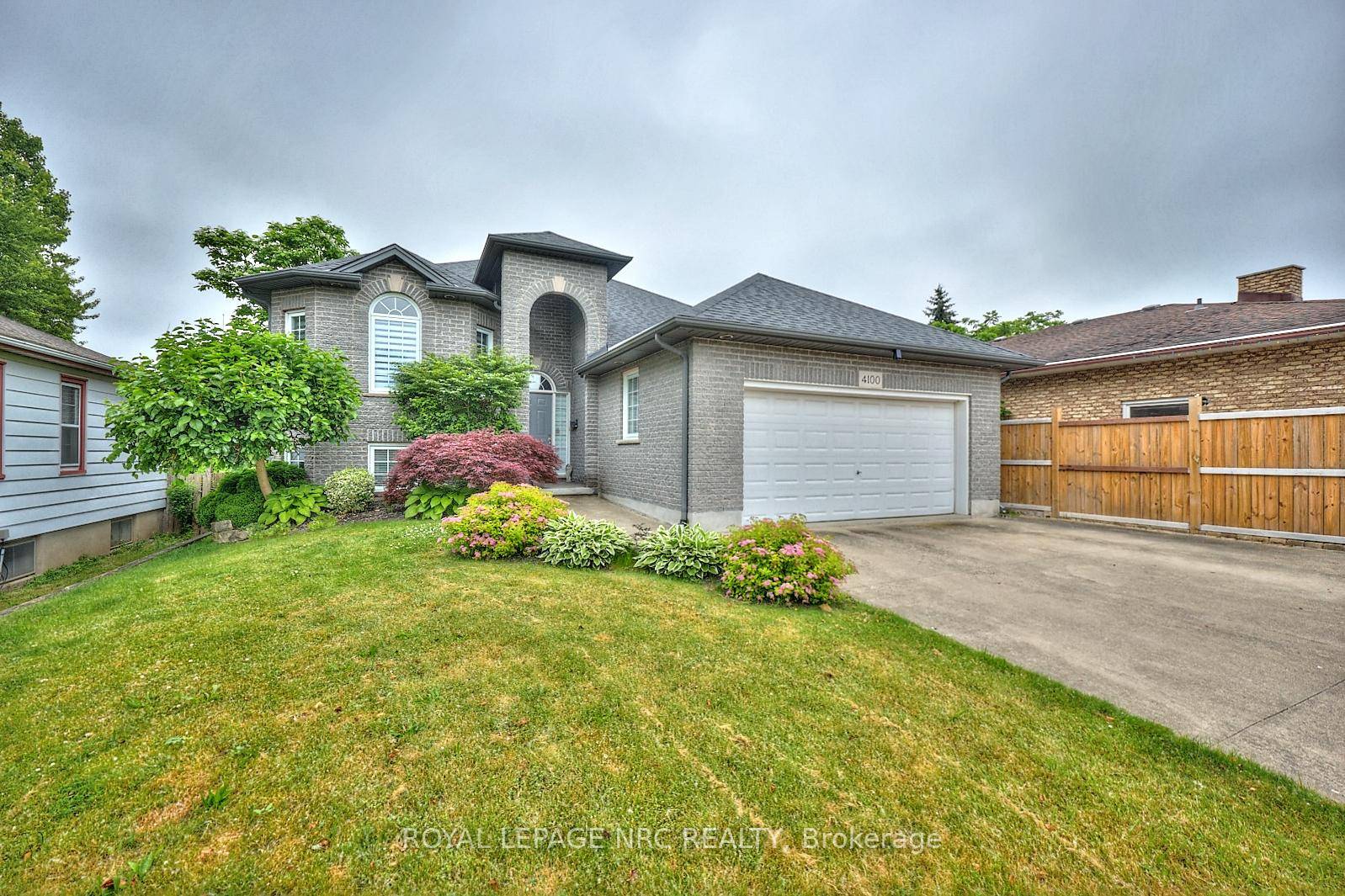 Spacious amp ; Versatile Bi Level in Prime Niagara Falls Location !