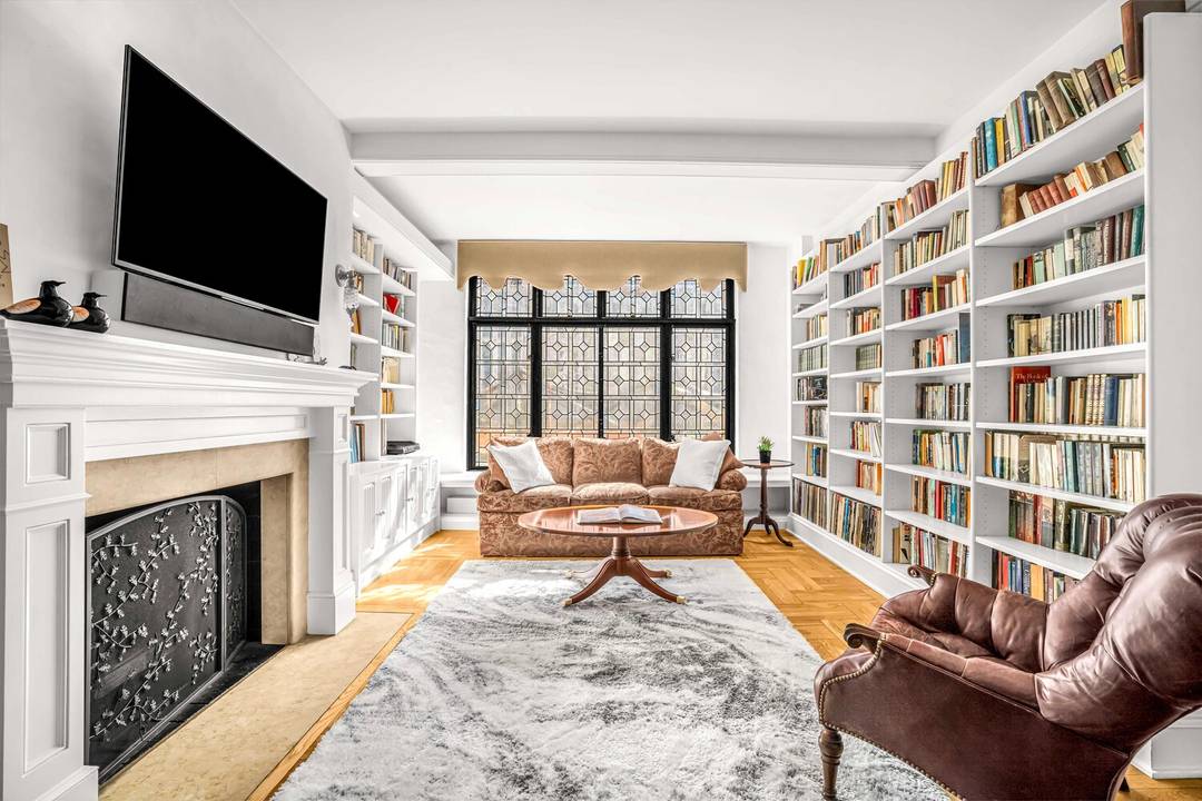 With Central Park and Lincoln Center at your fingertips, 40 West 67th Street sits on one of the Upper West Side's most coveted historic blocks.