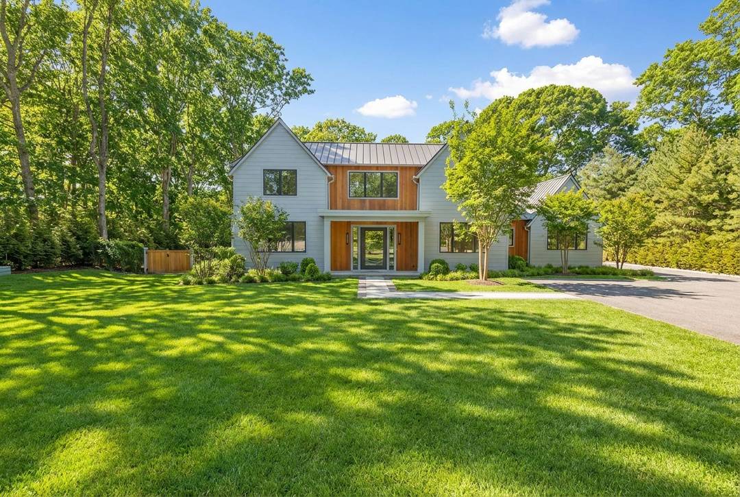 A Custom Transitional Estate Near Southampton Village