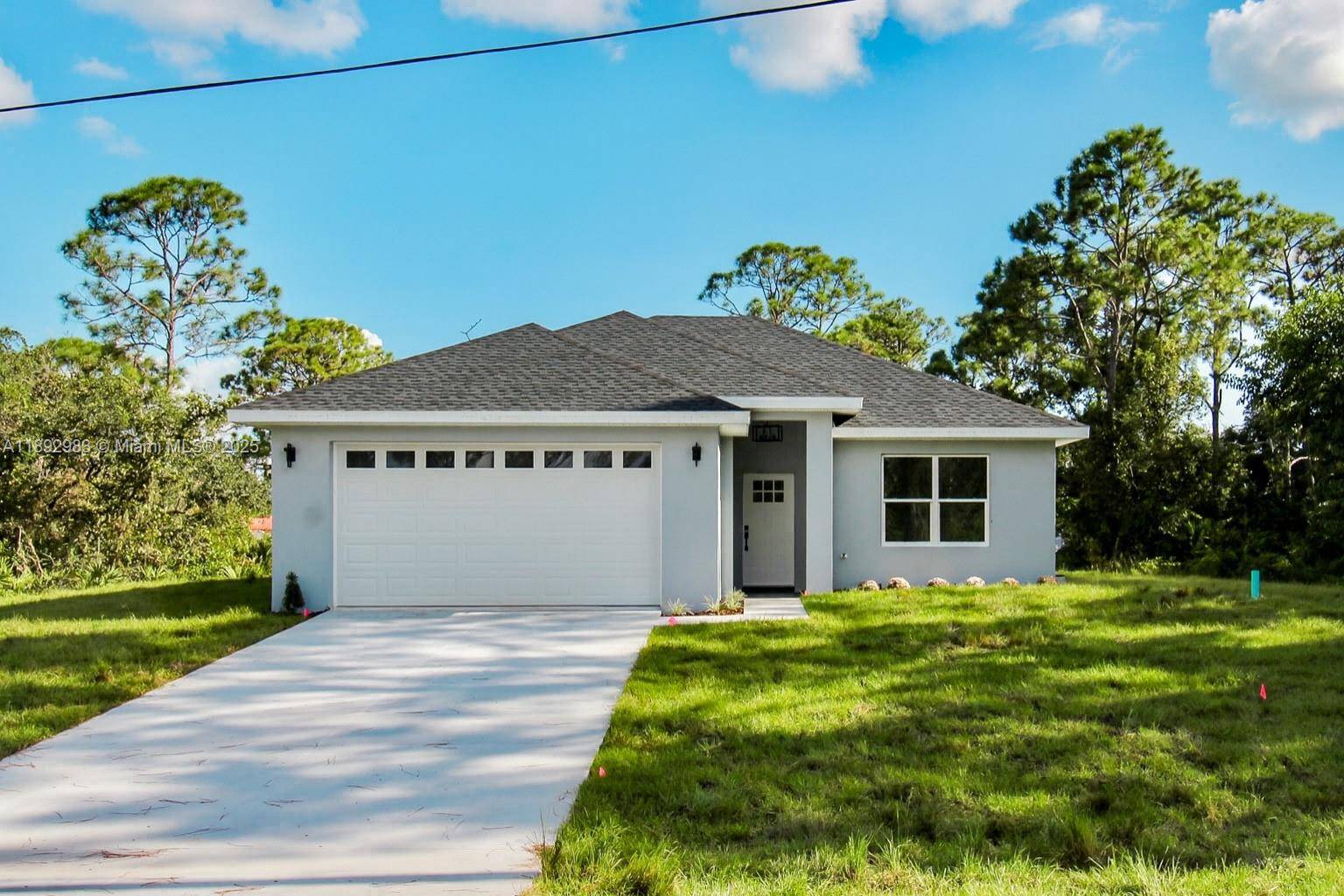 Welcome to your dream home in beautiful Lake Placid, Florida !