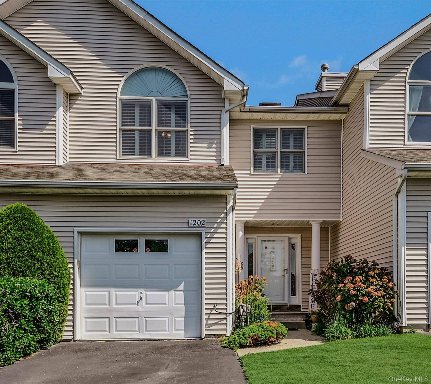 Lovely Charleston Model Townhouse in the Gated Community of Willow Ponds on the Sound Located in a prime spot just steps from the scenic path leading directly to the beach, ...