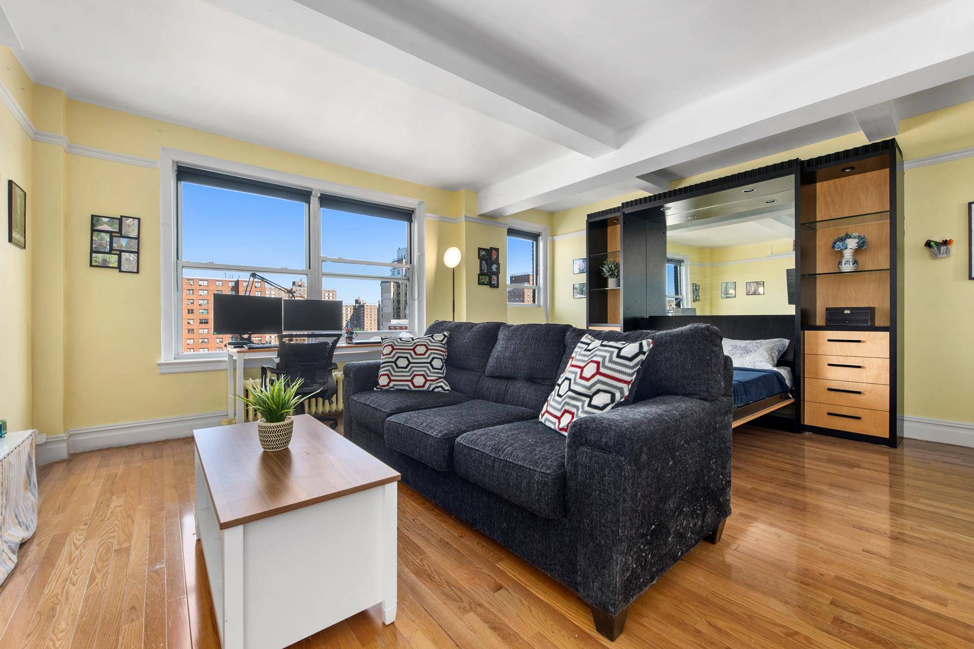 High floor oversized studio with open views !