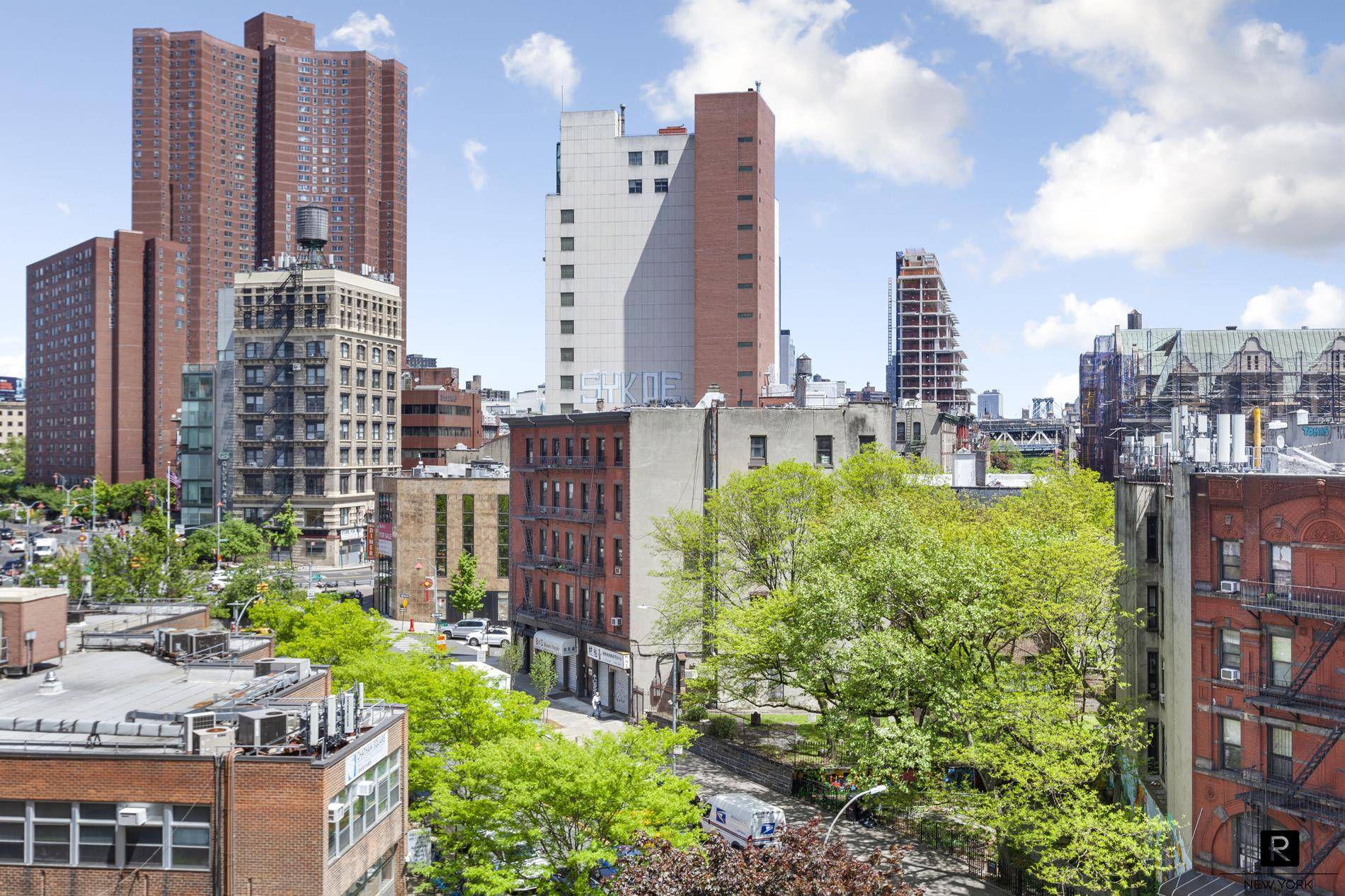 Welcome to this must see SUNNY, SPACIOUS 2 BEDROOM WITH PRIVATE BALCONY AND BROOKLYN BRIDGE VIEWS in Chatham Green, a sought after residential co op community nestled between Chinatown, Tribeca, ...