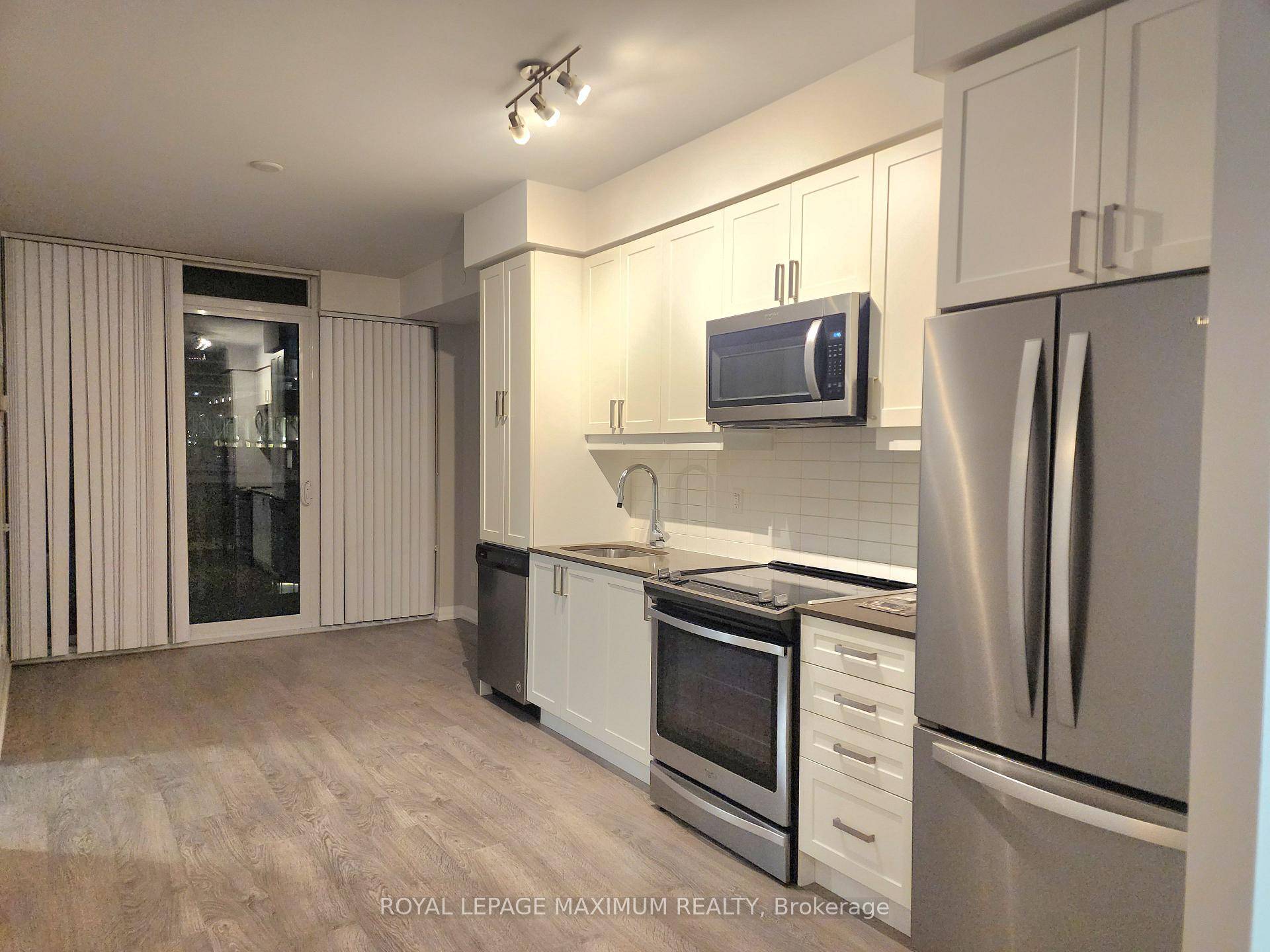 Luxurious Newer Stunning One Bedroom Den amp ; Two Washroom, Open Concept, Grey And White Finishes Through Out, Bright amp ; Spacious Layout With Beautiful Open View, Modern Kitchen With ...