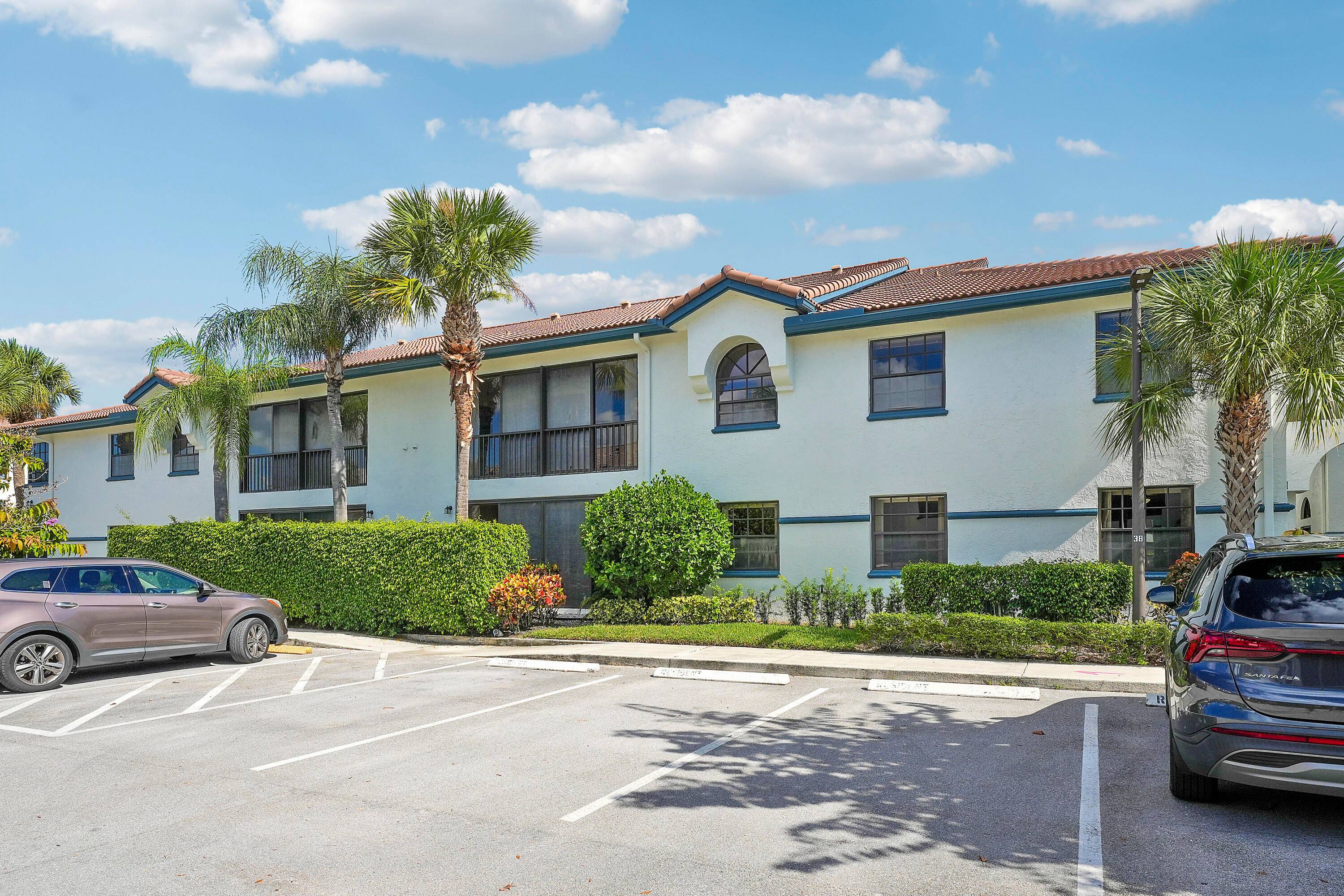 Priced to Sell ! Don't miss your chance to live in the sought after community of Platina.