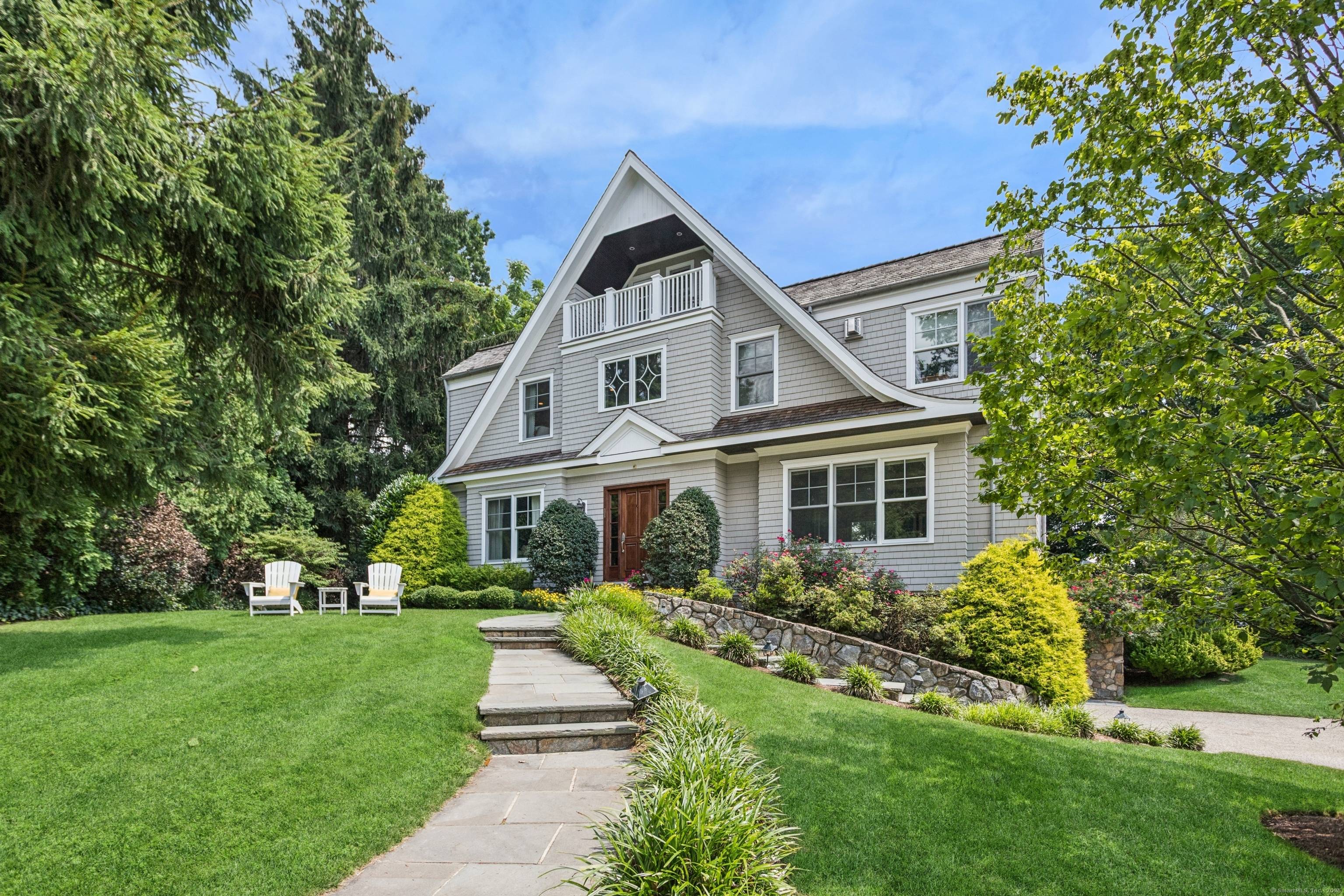 Gorgeous home with waterviews !