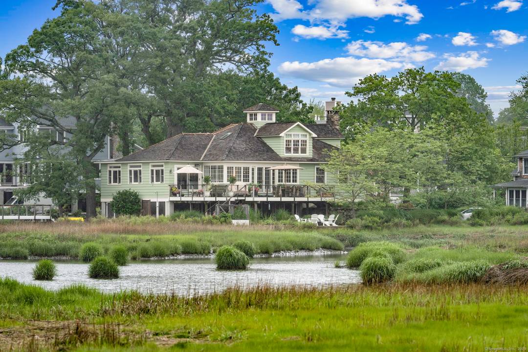 Waterfront Summer Rental in Harborview Private Dock Stunning Views Spend your summer by the water in this charming 3 bedroom home located in the desirable Harborview community of Norwalk.