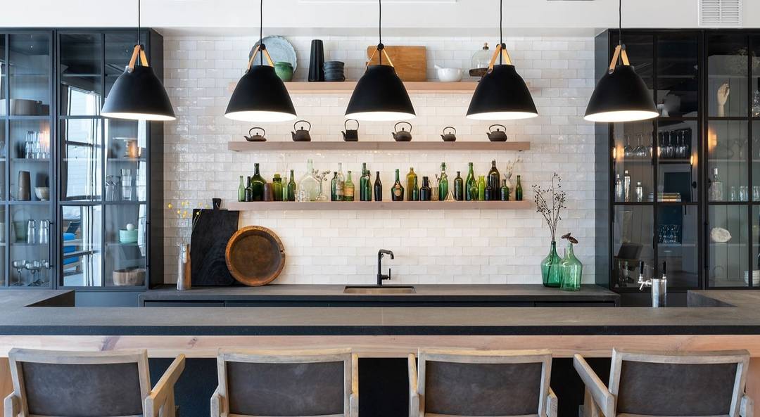 Walk to town, restaurants and train !