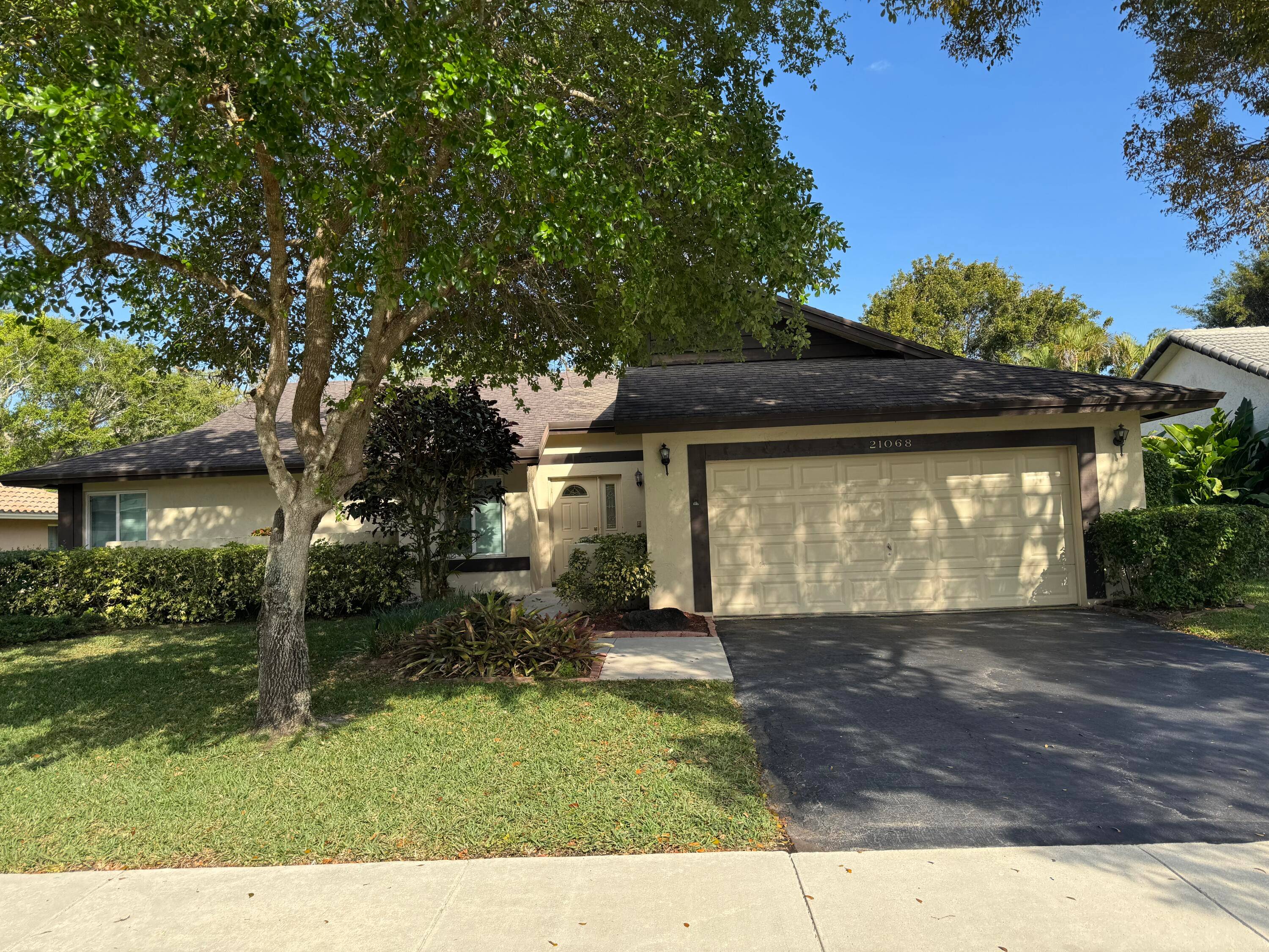 LOVELY 3 BEDROOM 2 BATH HOME ON CANAL IN THE EVER POPULAR, MOST DESIRABLE INDIAN HEAD COMMUNITY OF LOGGERS' RUN !