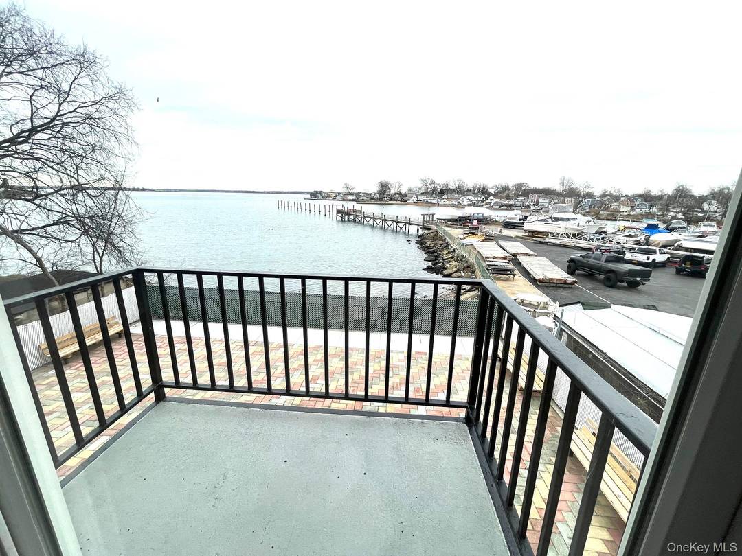 Property address 520 Ellsworth Ave, Bronx, NY, 10465 Very bright and sun flled 2 bedroom apartment near the Bicentennial Veterans Memorial Park by Edgewater Park.