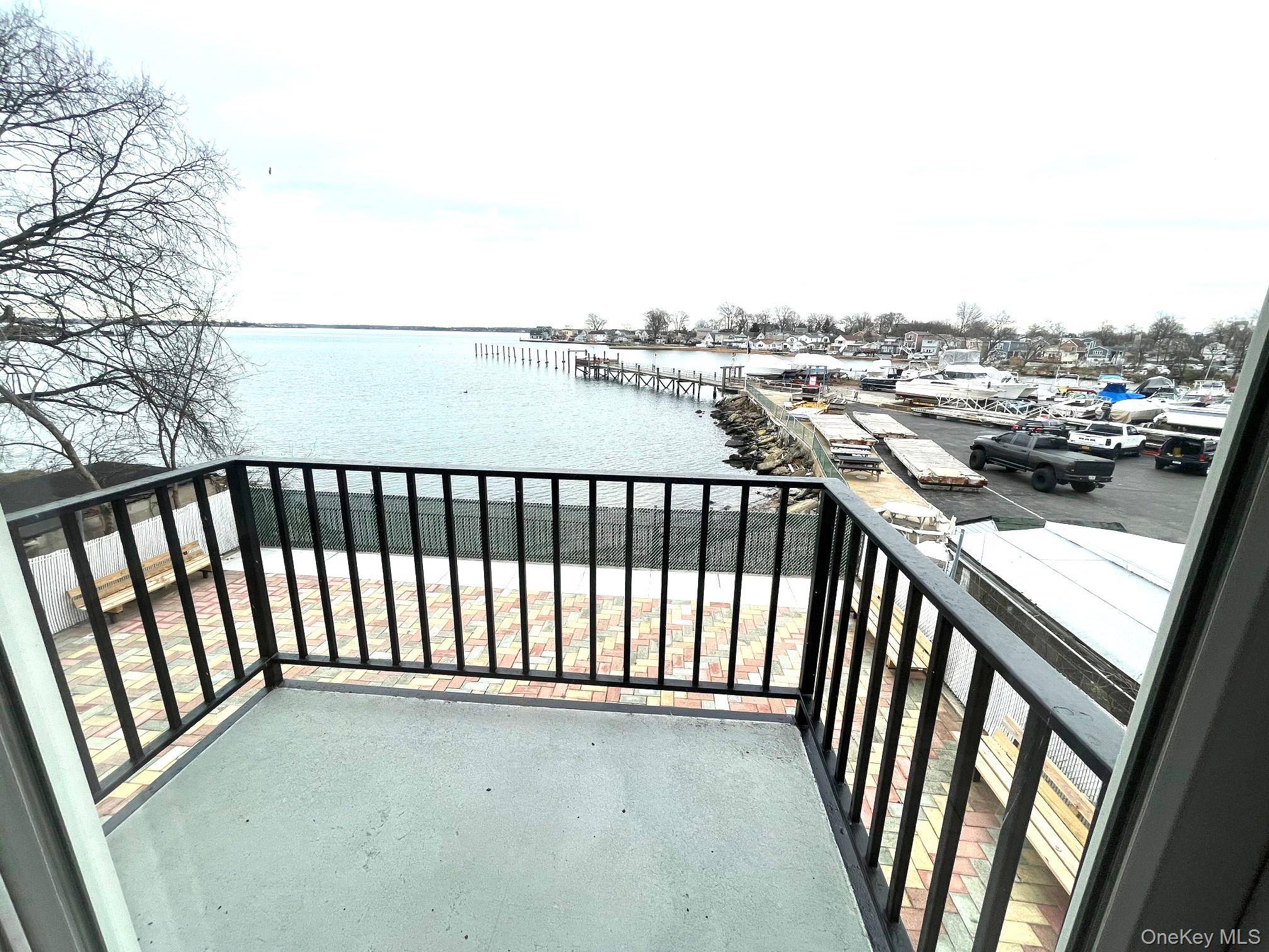 Property address 520 Ellsworth Ave, Bronx, NY, 10465 Very bright and sun flled 2 bedroom apartment near the Bicentennial Veterans Memorial Park by Edgewater Park.