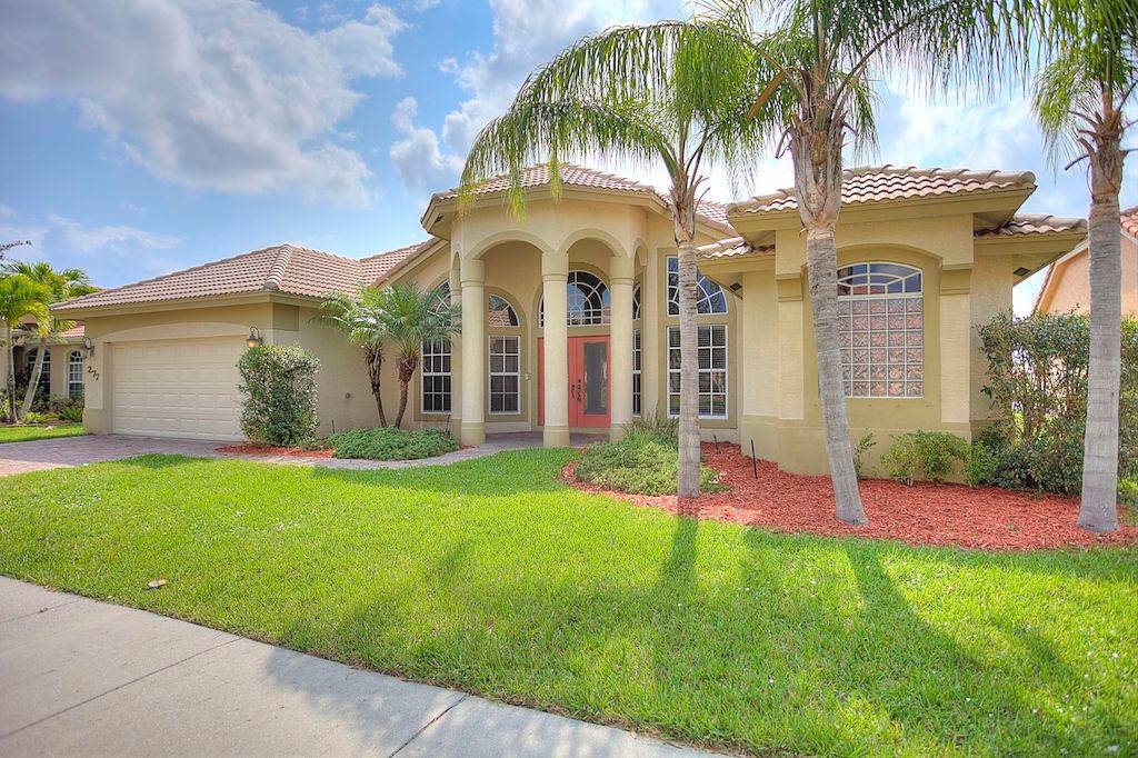 OUTSTANDING OPPORTUNITY. 4 3 2 WITH AN OFFICE DEN, 2699 SQ FT UNDER A C, AWESOME LAKE VIEWS, HUGE 1 3 ACRE OVERSIZED LOT, LOW MONTHY HOA FEES.