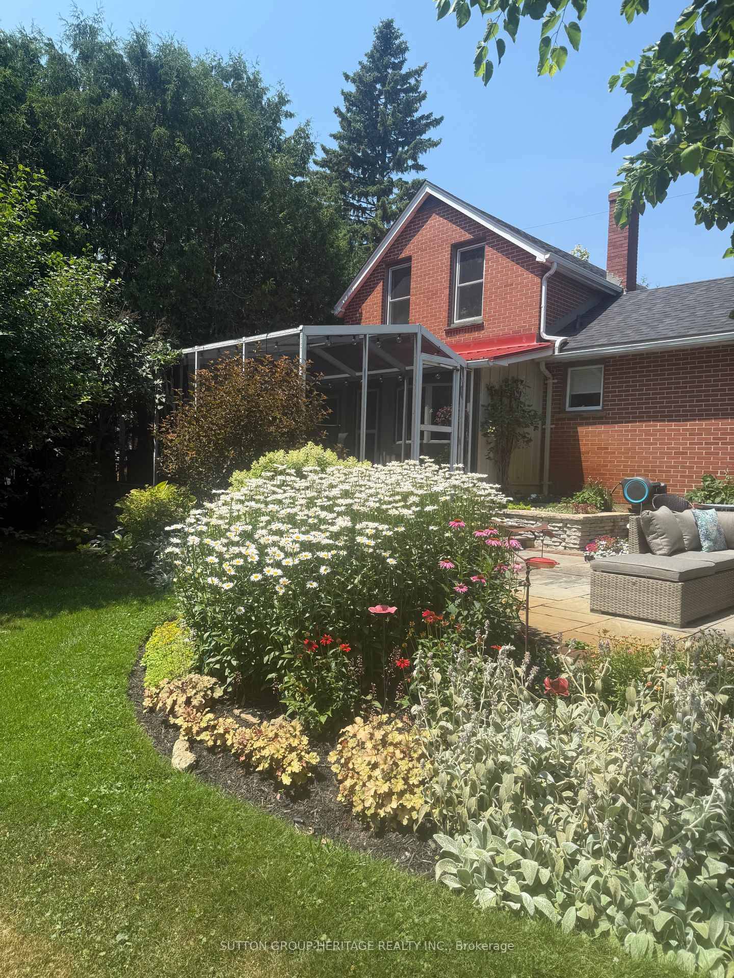 Country Charm, City Convenience !