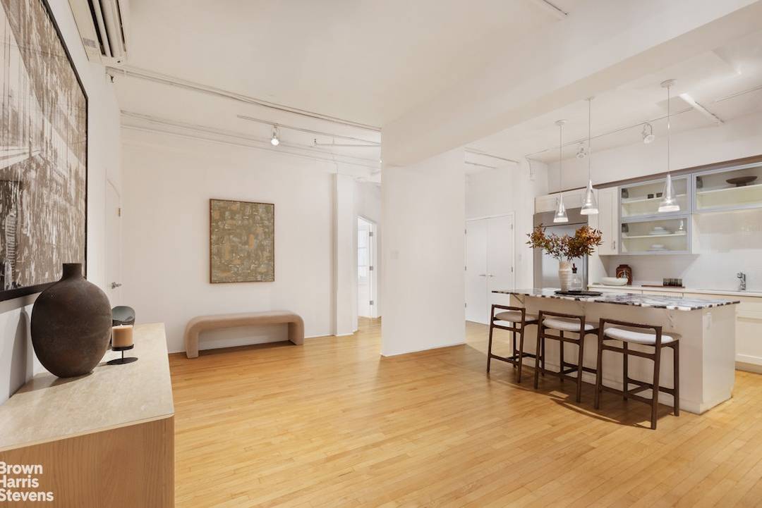 This grand and authentic 3, 300SF artist loft is located right in the heart of Soho's historic Cast iron District and features a sprawling 3 bedroom layout and bright south ...