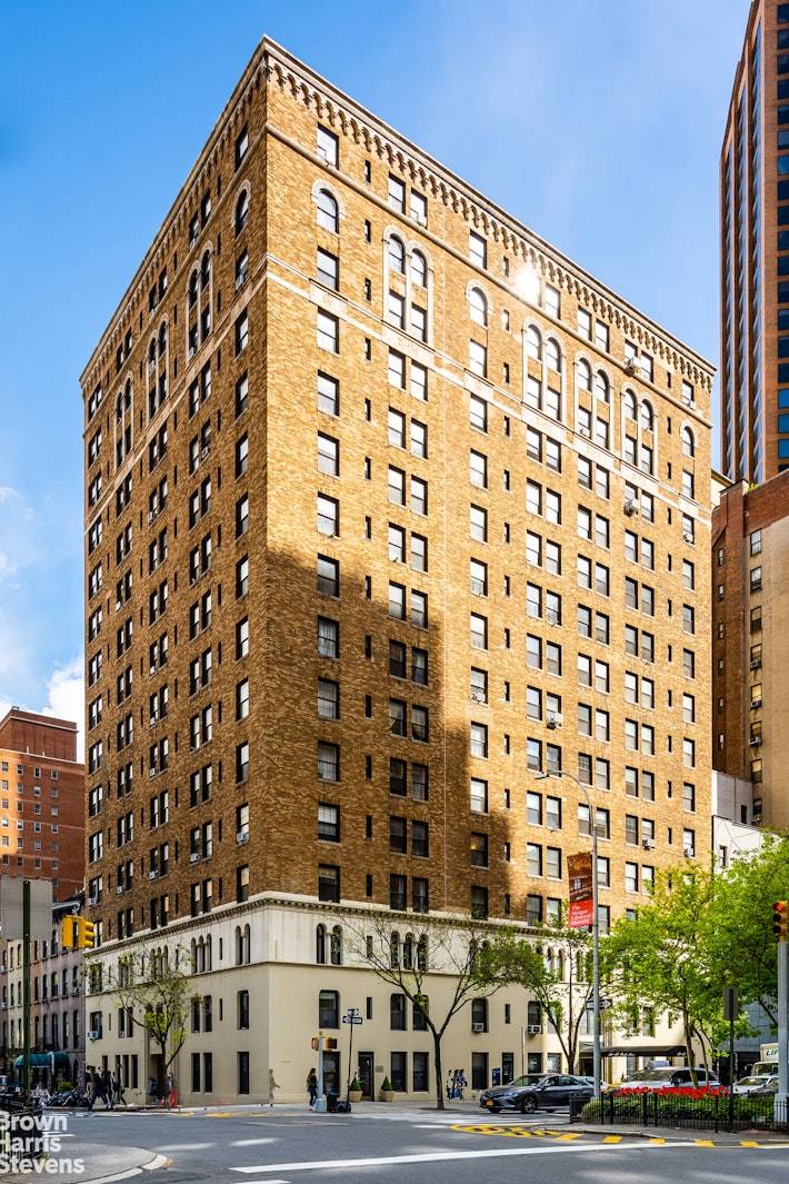 Welcome to this spacious and renovated 3 bedroom, 2 bathroom apartment on the 14th floor featuring excellent natural light from two exposures and gorgeous views of the New York City ...