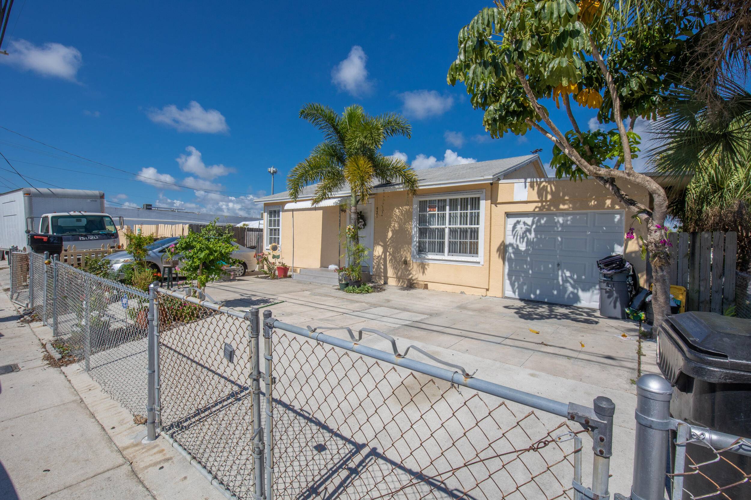 922 S Dixie is an apprx 46x19 space that consisted of 4 bays meaning there are 4 front entrances.