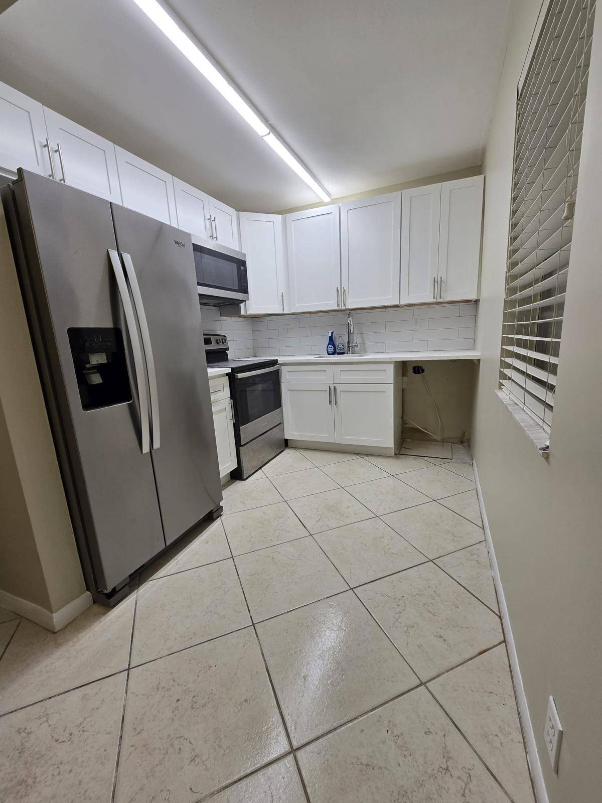 Charming condo in the first floor with two bedrooms and two FULL bathrooms !