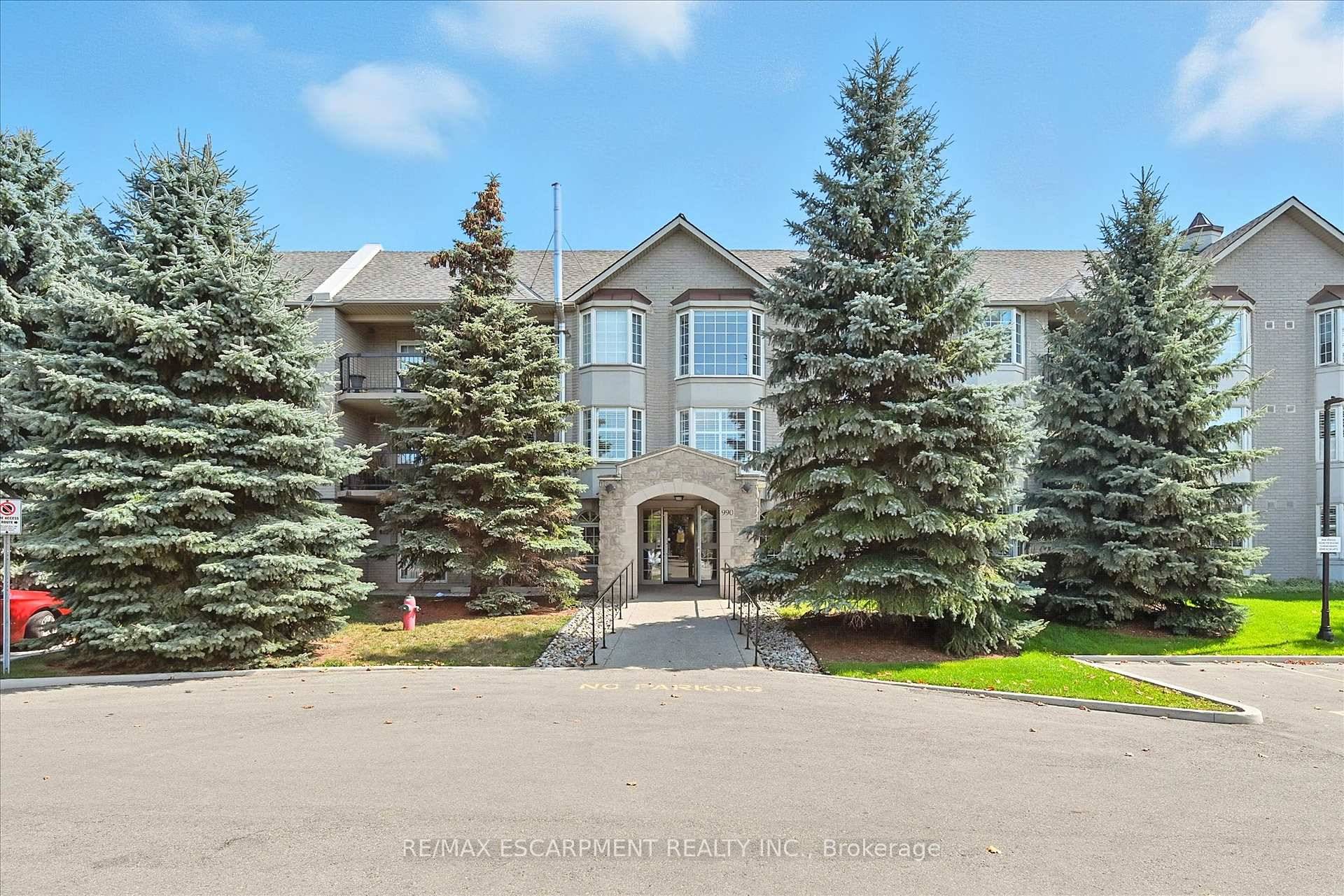 Spectacular 2 Bedroom Corner Unit Condo situated in desirable Meadowlands of Ancaster.