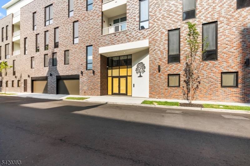 A rare opportunity to rent a stunning duplex in one of Newark's newest boutique condominium developments.