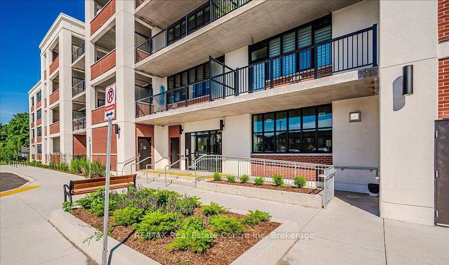 Beautiful loft style 1 bedroom den condo unit is located in the sought after St Patrick's Ward neighbourhood !