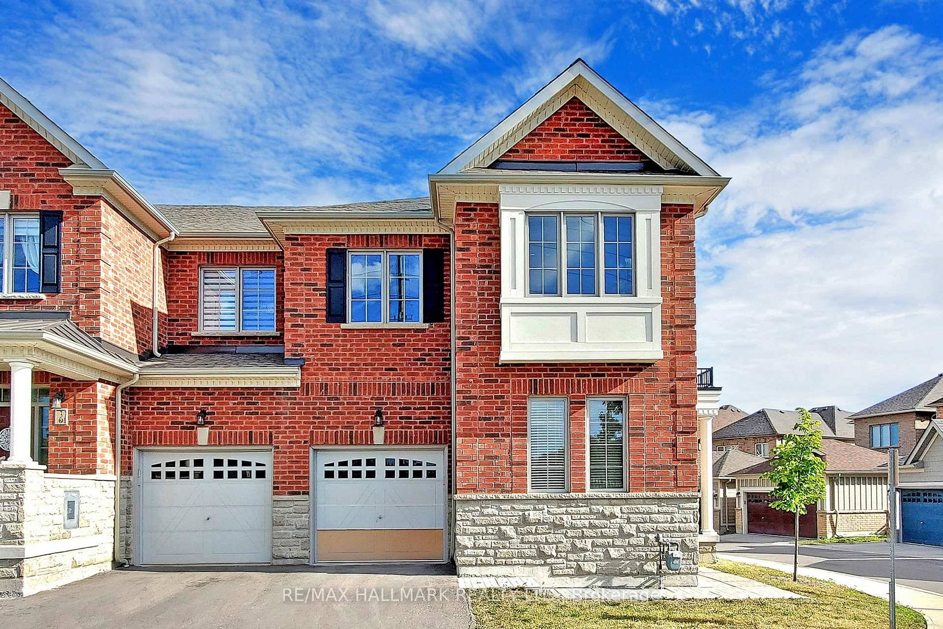 2 Storey End Unit Town Home Located in Oak Ridges Community !