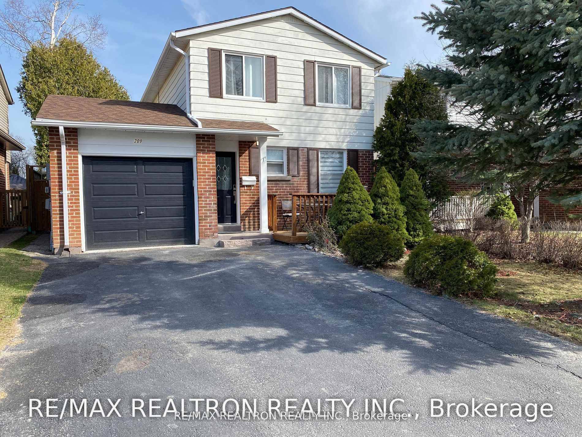 very clean and spacious 2 bedroom basement apartment in best part of Newmarket, sep entrance andlaundry, one car in driveway, tenant pay monthly rent plus 1 3 of utilities.