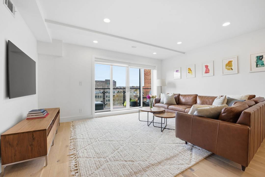 Sun drenched triple mint 2br 2ba with parking available in the BEST part of Kensington !
