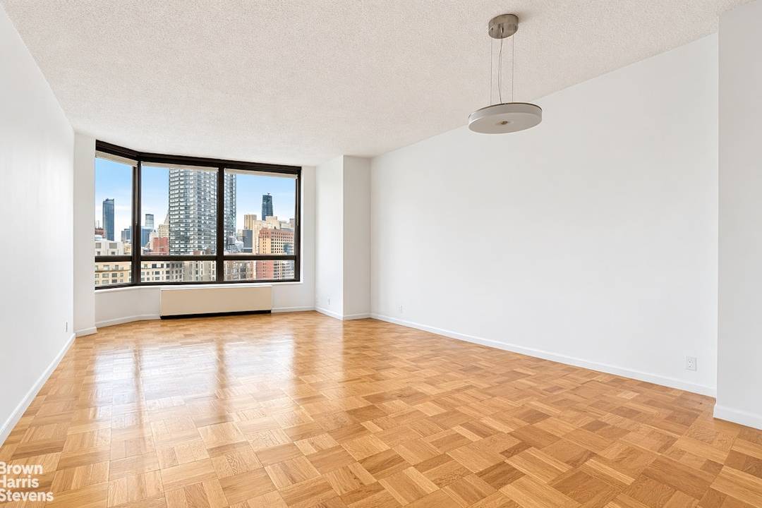 This bright west facing, one bedroom, one bathroom condominium in the heart of Murray Hill offers an exceptional opportunity to create a classic and distinguished New York City home.