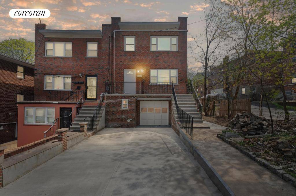Corner Riverdale Townhouse !