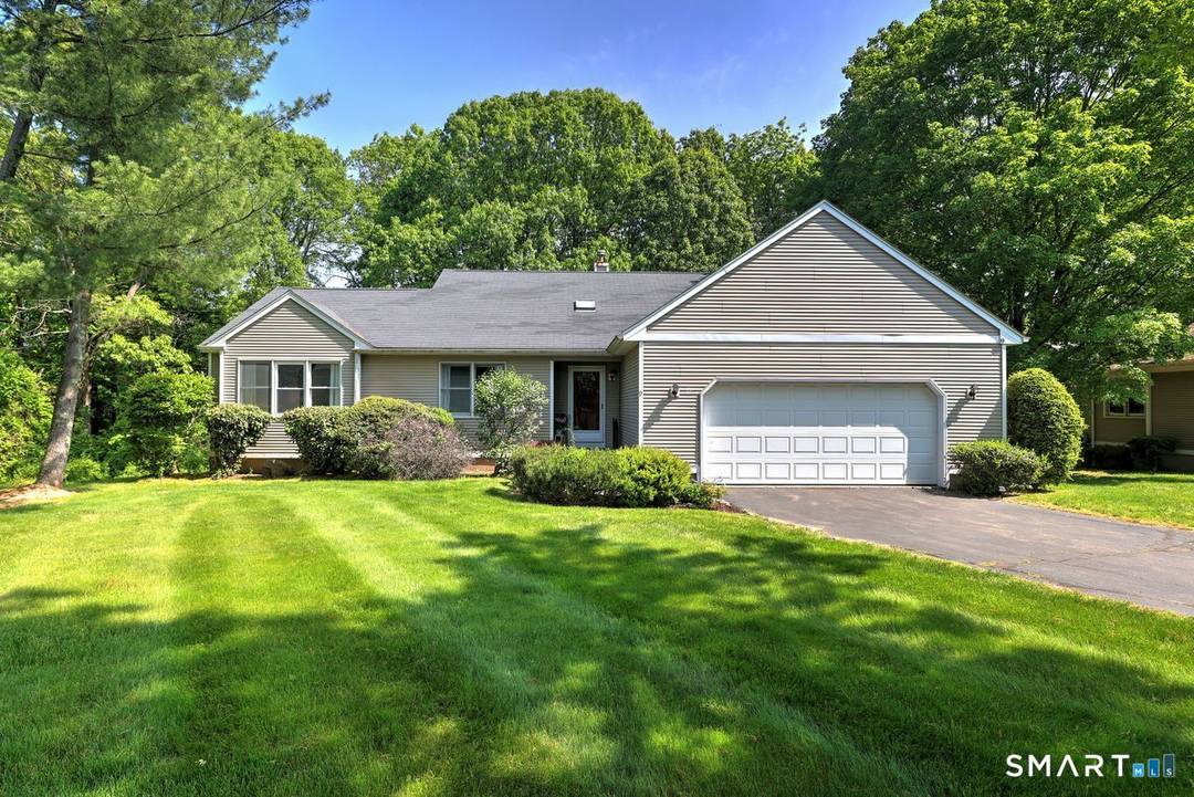 Enjoy this spacious free standing ranch style unit featuring the largest floor plan in Canterbury.