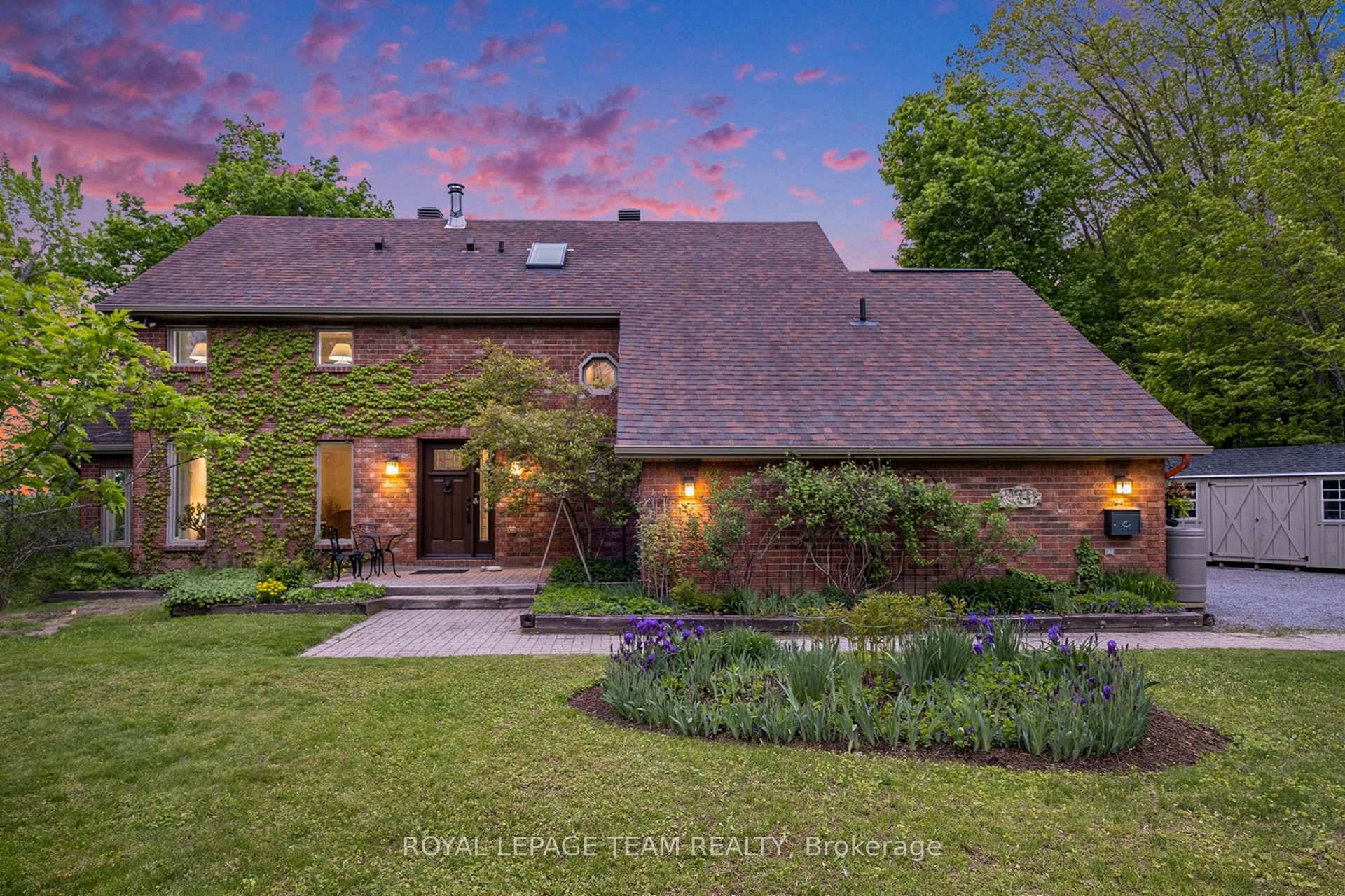 Nestled just outside Ottawa's charming Fitzroy Harbour, this beautifully maintained brick veneer home offers a peaceful amp ; scenic retreat with convenient access to village amenities amp ; outdoor recreation.