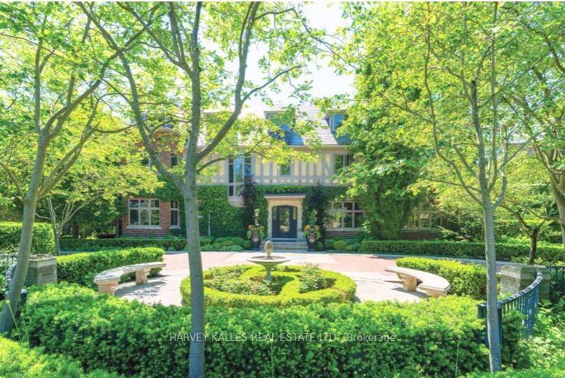 Classic residence sited on an estate sized 0.