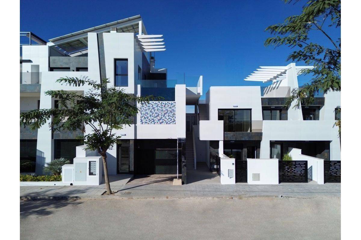 NEW BUILD RESIDENTIAL COMPLEX IN PILAR DE LA HORADADA New Build modern style residential complex is made up of 8 bungalows, apartments and penthouses 