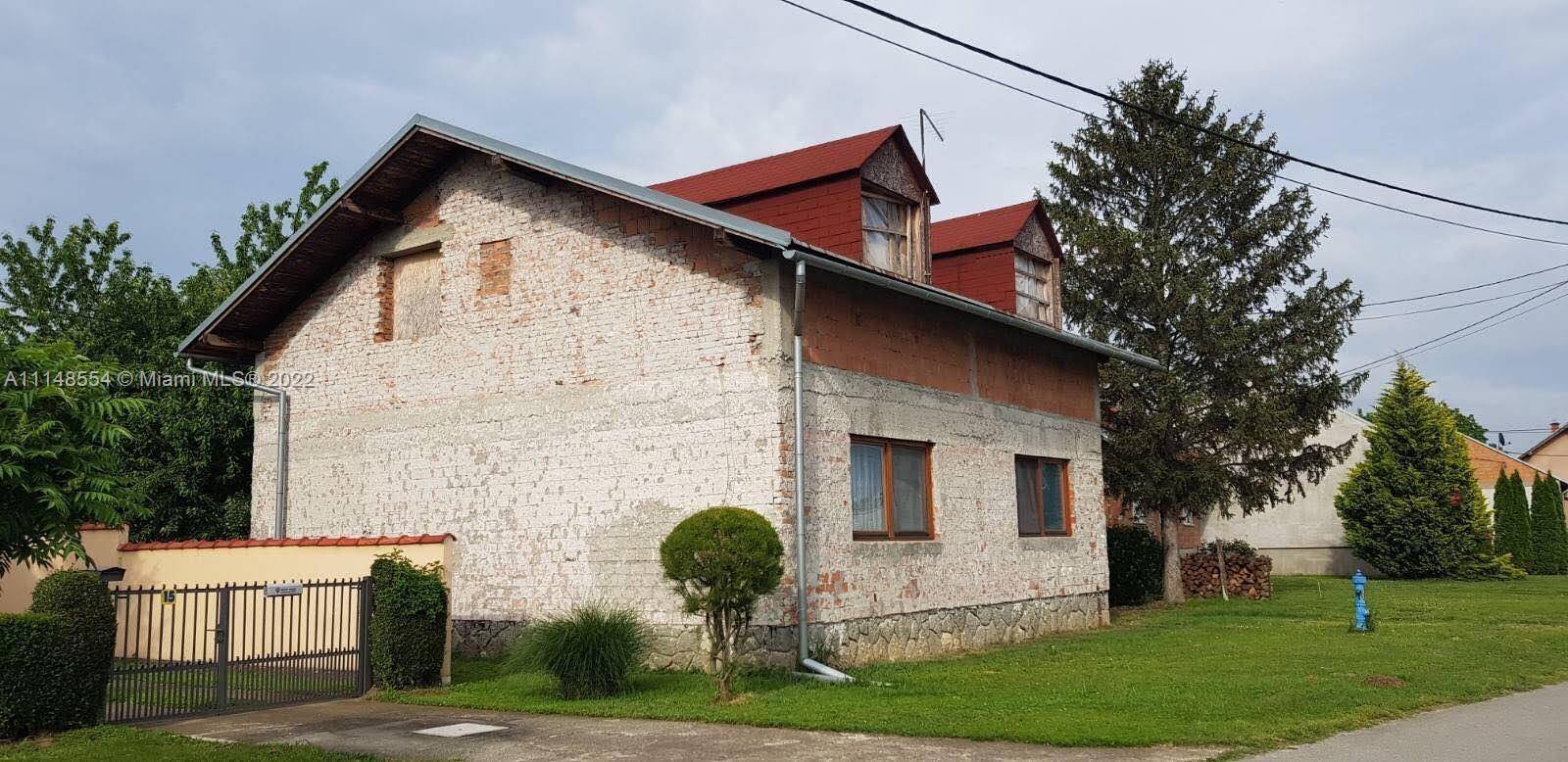 Featuring This Beautiful 2 Story Home On A Huge Oversized Lot.
