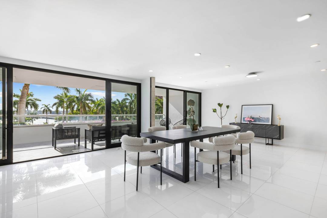 Welcome to 529 S Flagler Dr, Unit TH3F a stunning 2 bedroom, 2 bathroom condo offering a luxurious downtown lifestyle with breathtaking views of the Intracoastal.