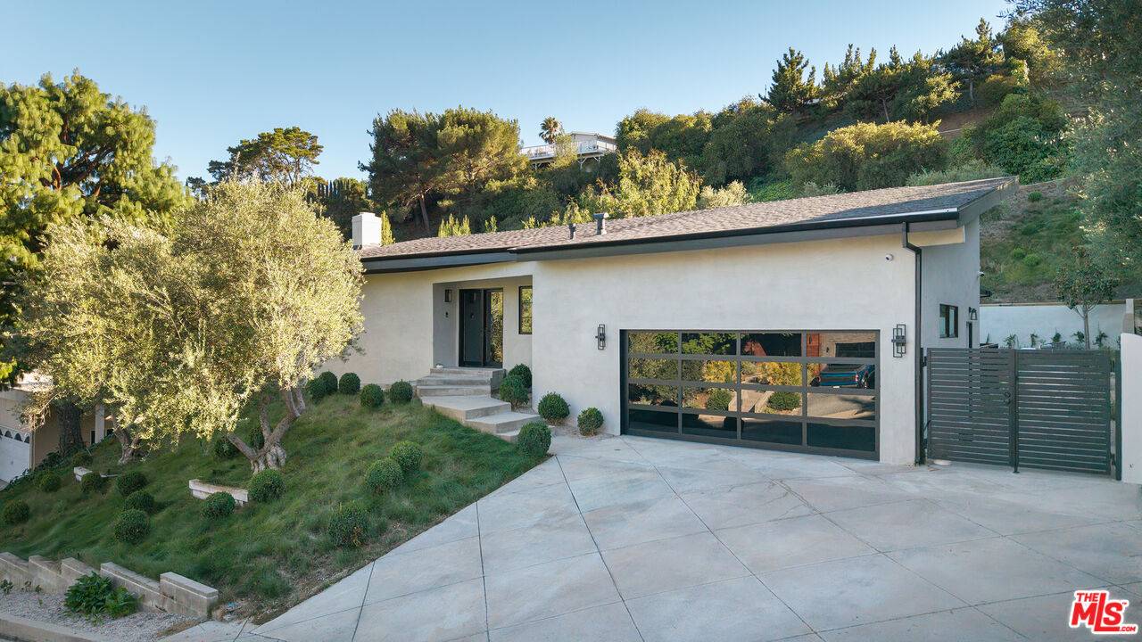 8628   Edwin Dr 3BR Hollywood Hills East La